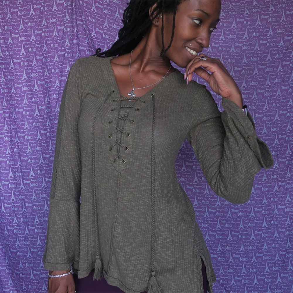 Knox Rose bell sleeve lace upper back tie up front in olive green size small.